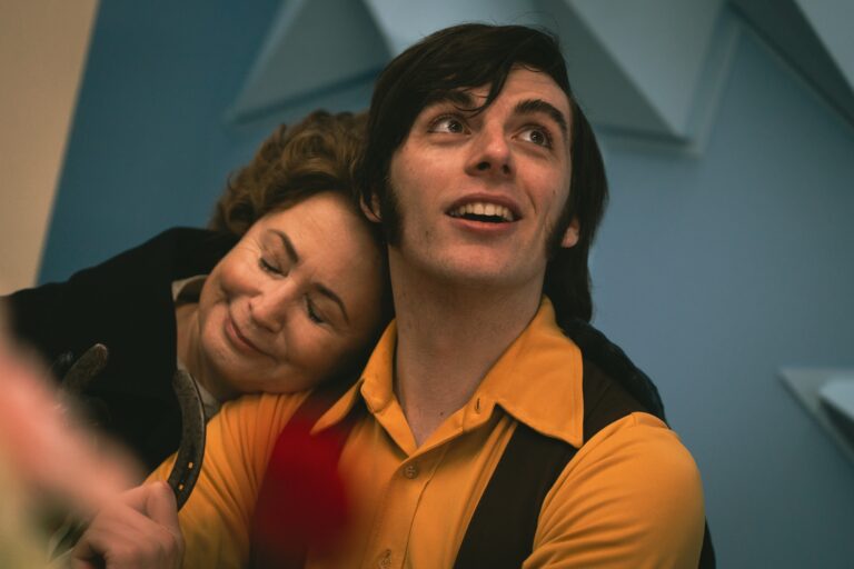 Šampión v OKU: Příběh o zlaté kleci a ceně za svobodu, který vás nenechá chladnými